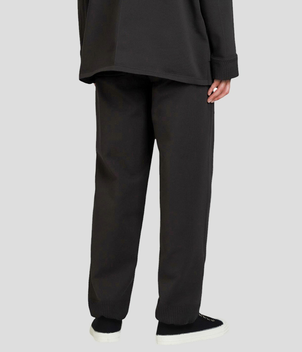 model（177cm / 62kg）B87 W73 H92 着用サイズ：L