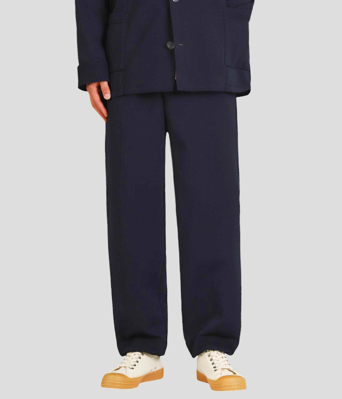 model（177cm / 62kg）B87 W73 H92 着用サイズ：L