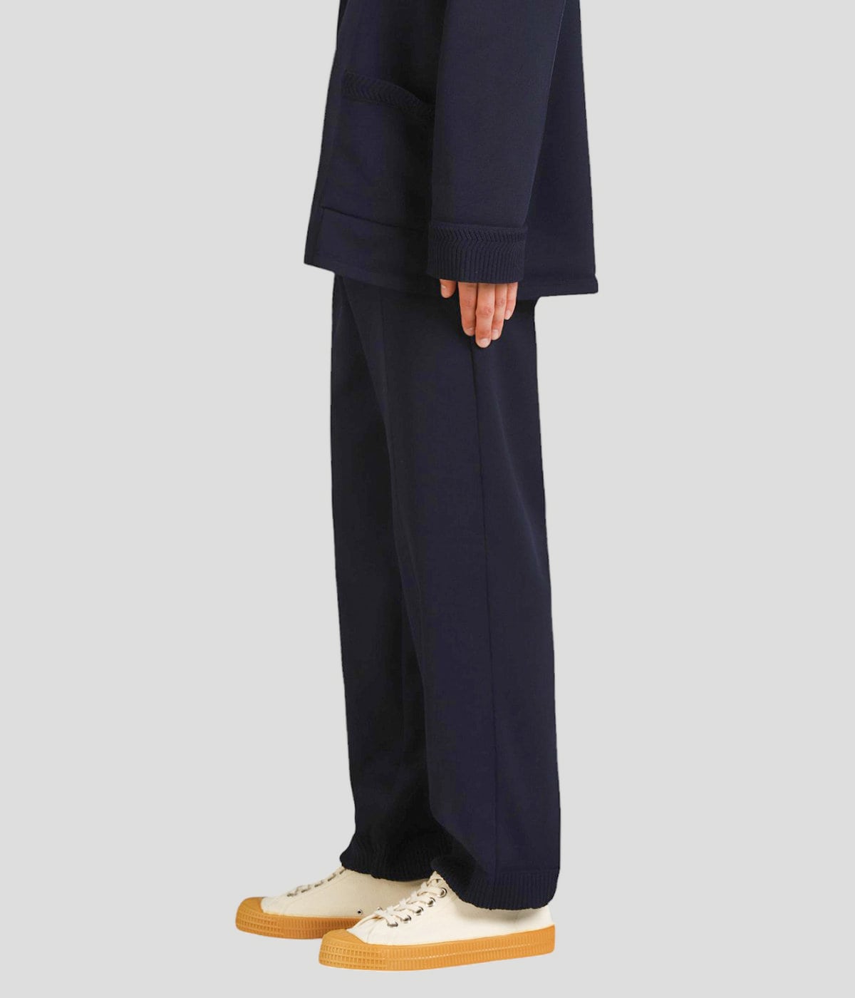 model（177cm / 62kg）B87 W73 H92 着用サイズ：L