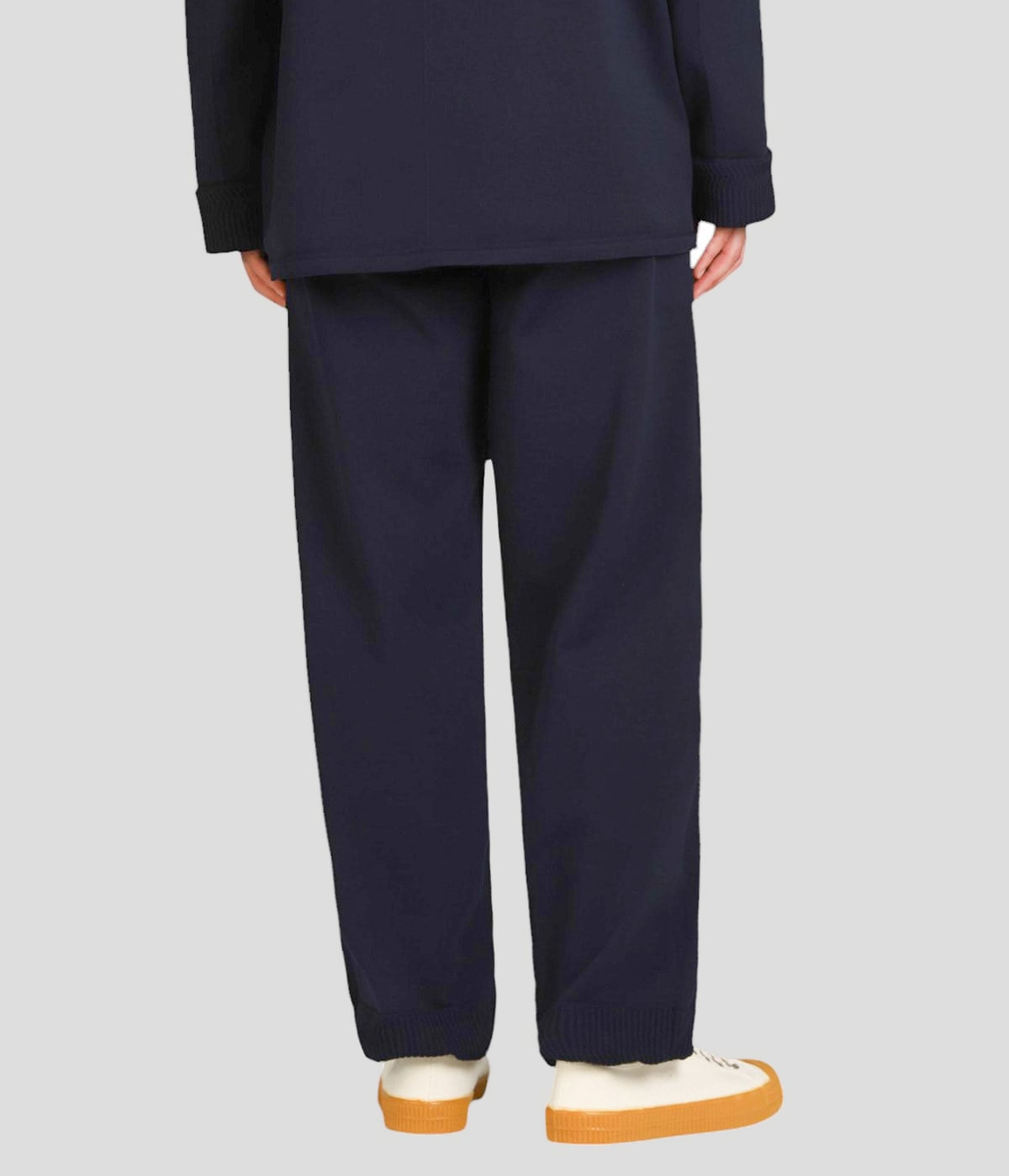 model（177cm / 62kg）B87 W73 H92 着用サイズ：L