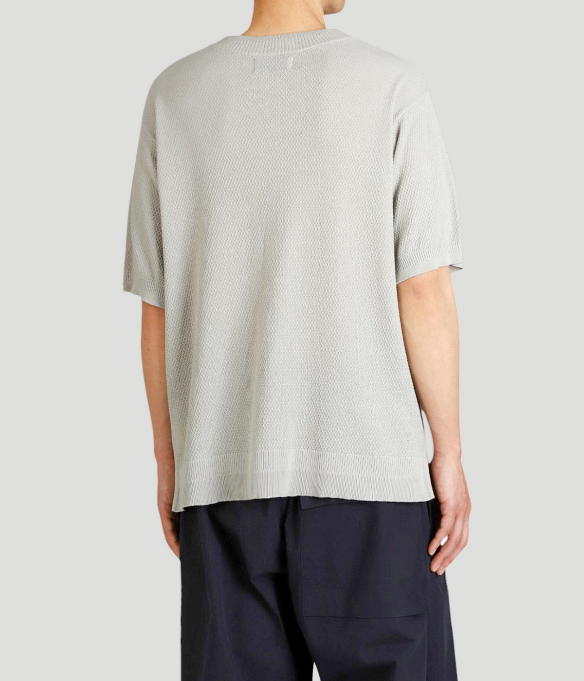 model（177cm / 62kg）B87 W73 H92 着用サイズ：L