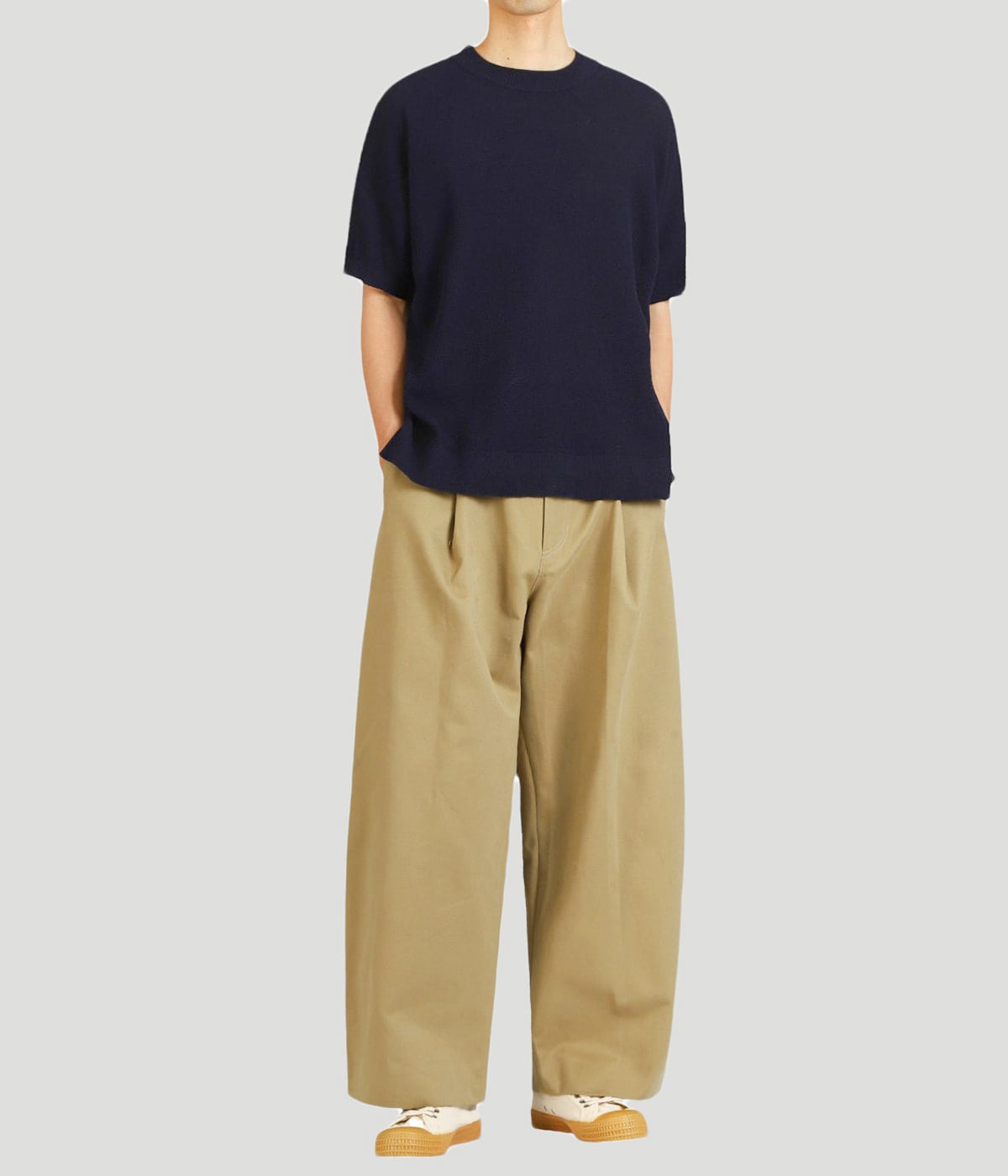 model（177cm / 62kg）B87 W73 H92 着用サイズ：L