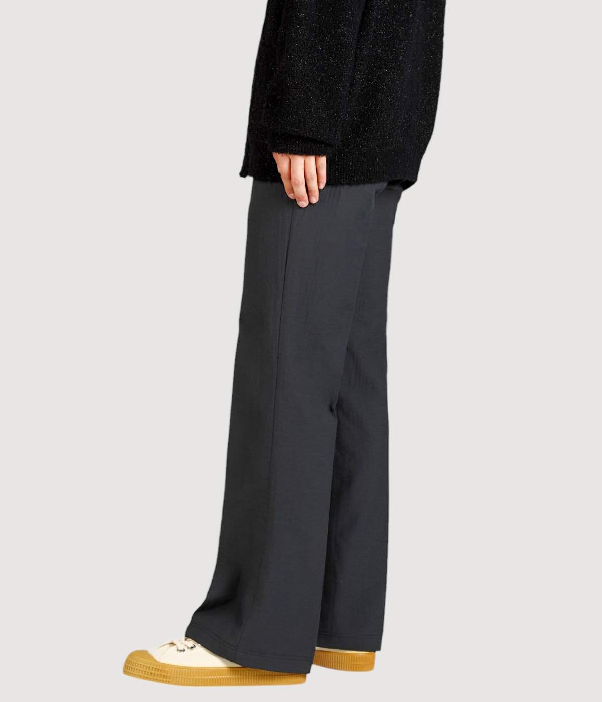 model（177cm / 62kg）B87 W73 H92 着用サイズ：L