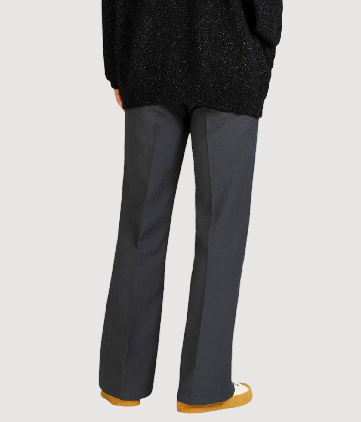 model（177cm / 62kg）B87 W73 H92 着用サイズ：L