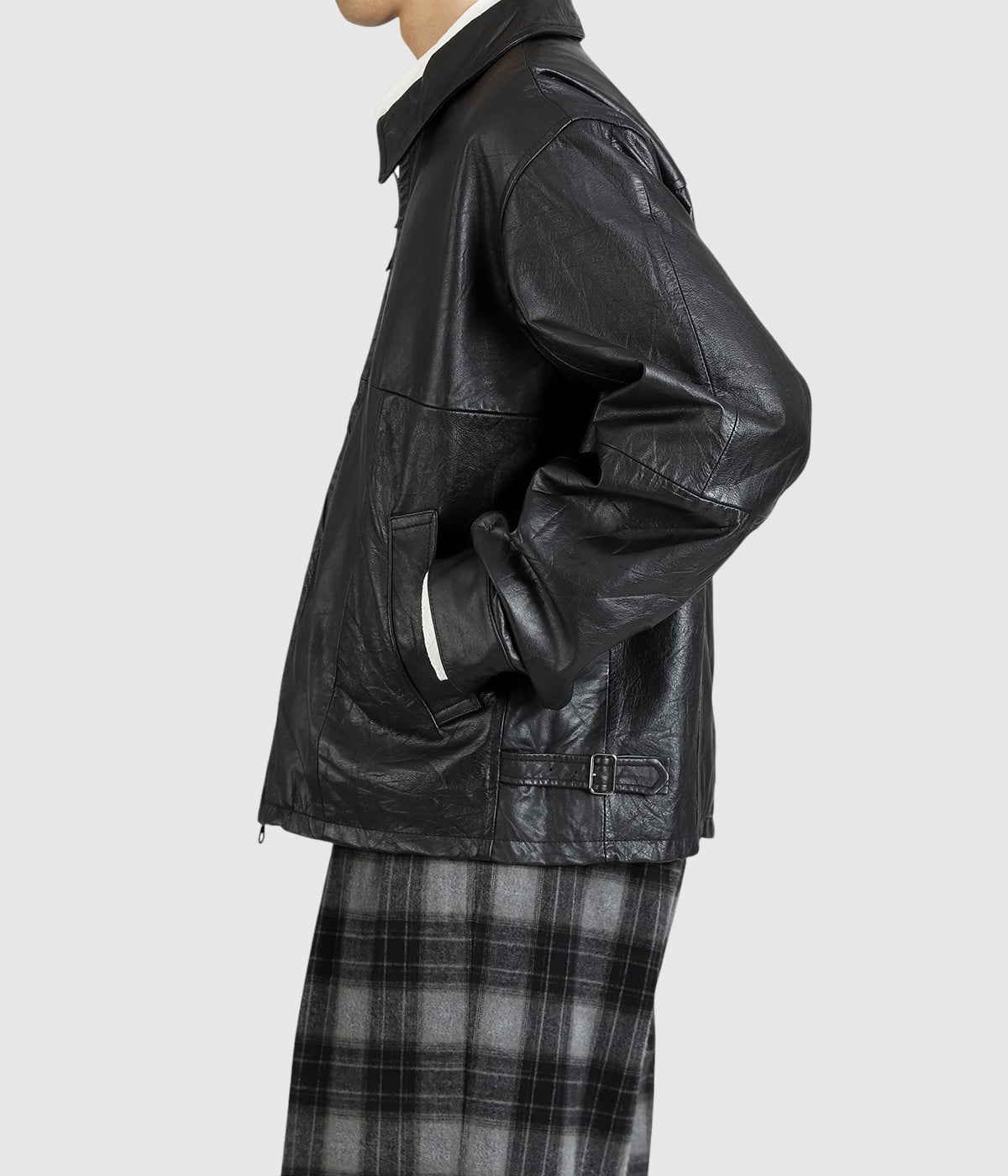 model（177cm / 62kg）B87 W73 H92 着用サイズ：L