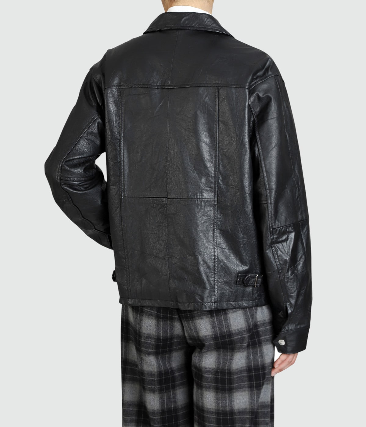 model（177cm / 62kg）B87 W73 H92 着用サイズ：L