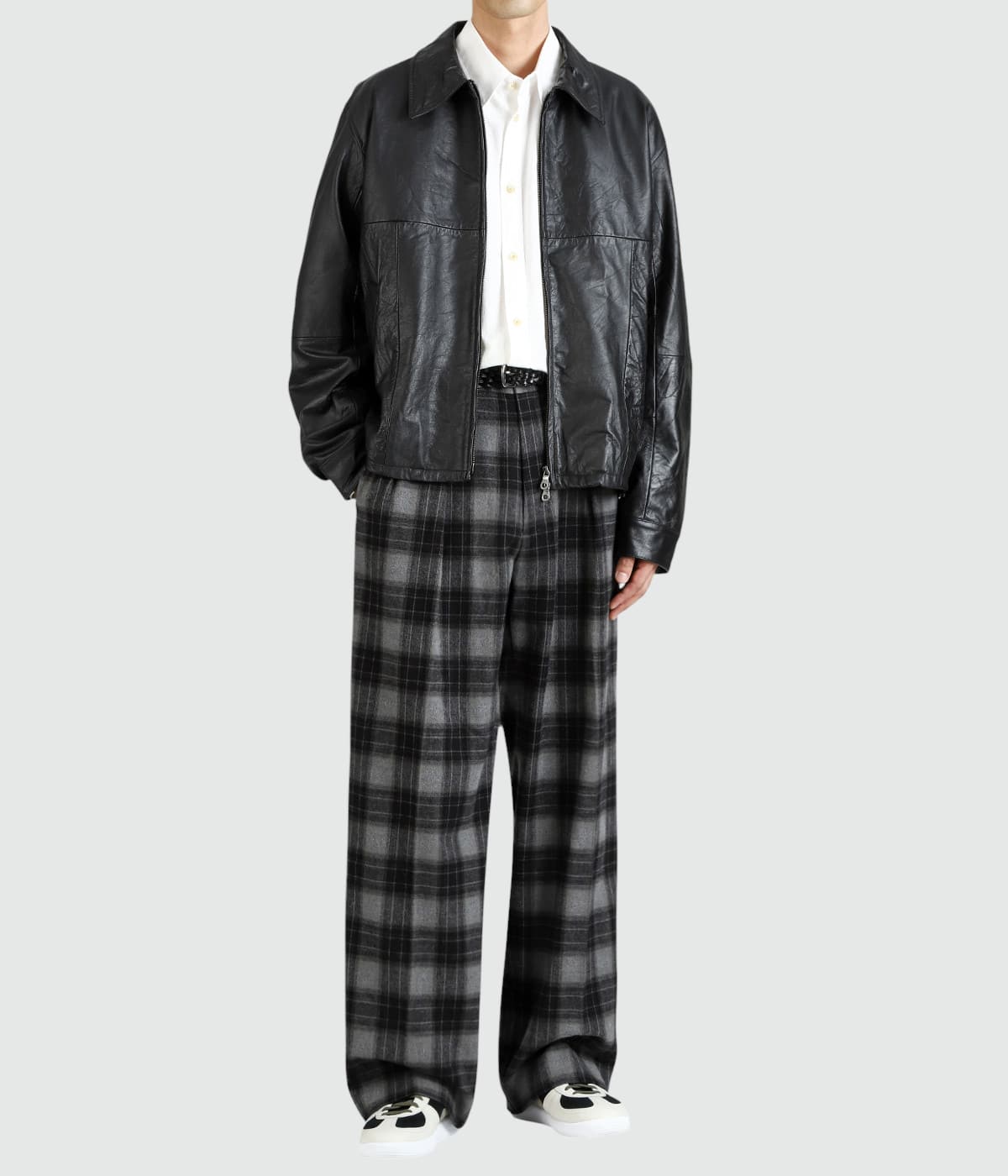 model（177cm / 62kg）B87 W73 H92 着用サイズ：L