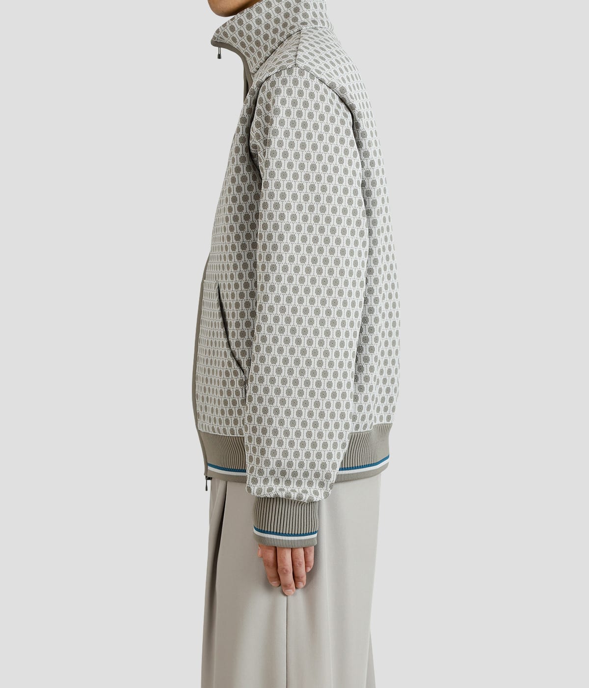 model（177cm / 62kg）B87 W73 H92 着用サイズ：L