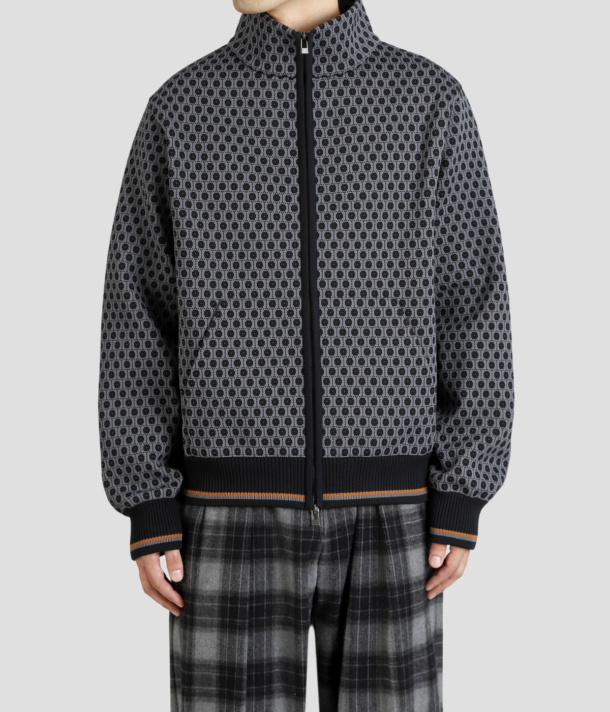 model（177cm / 62kg）B87 W73 H92 着用サイズ：L