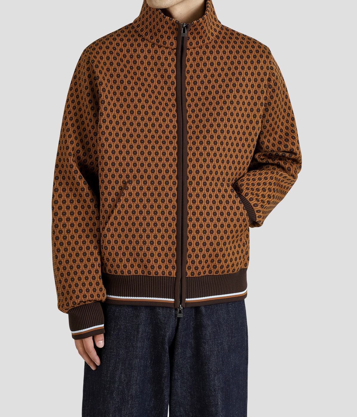 model（177cm / 62kg）B87 W73 H92 着用サイズ：L