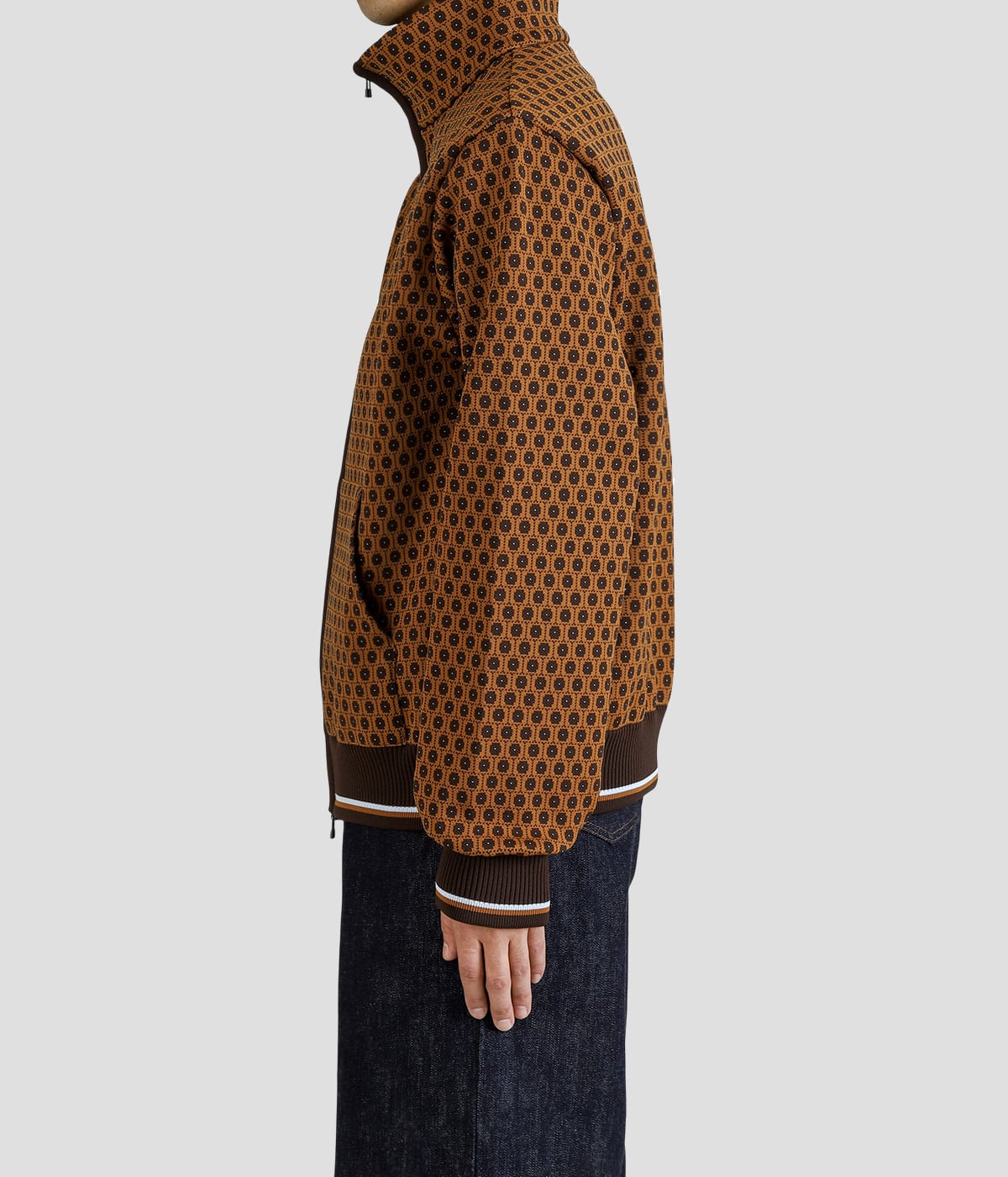 model（177cm / 62kg）B87 W73 H92 着用サイズ：L