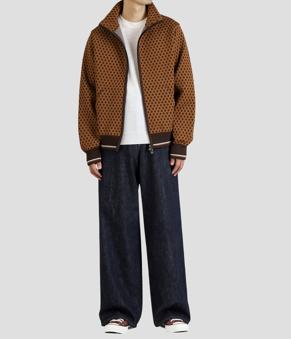 model（177cm / 62kg）B87 W73 H92 着用サイズ：L