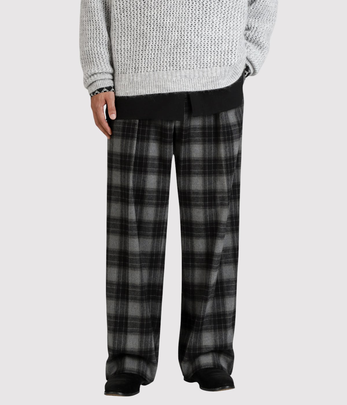 model（177cm / 62kg）B87 W73 H92 着用サイズ：L