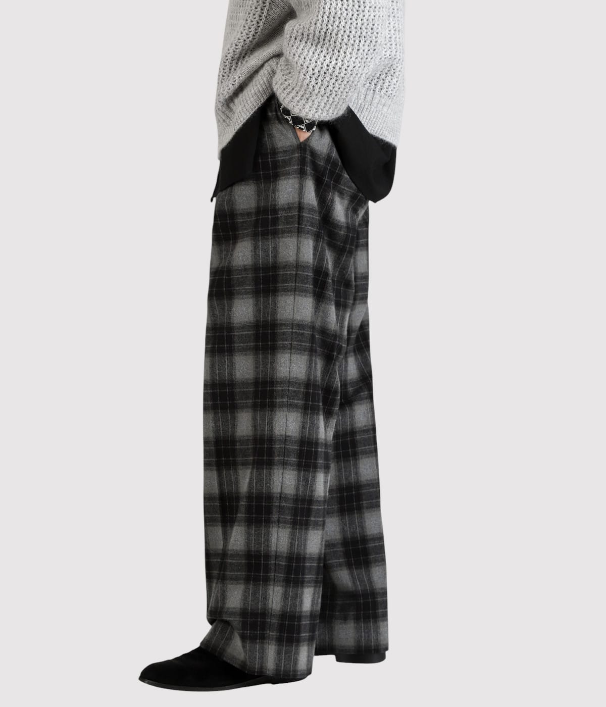 model（177cm / 62kg）B87 W73 H92 着用サイズ：L