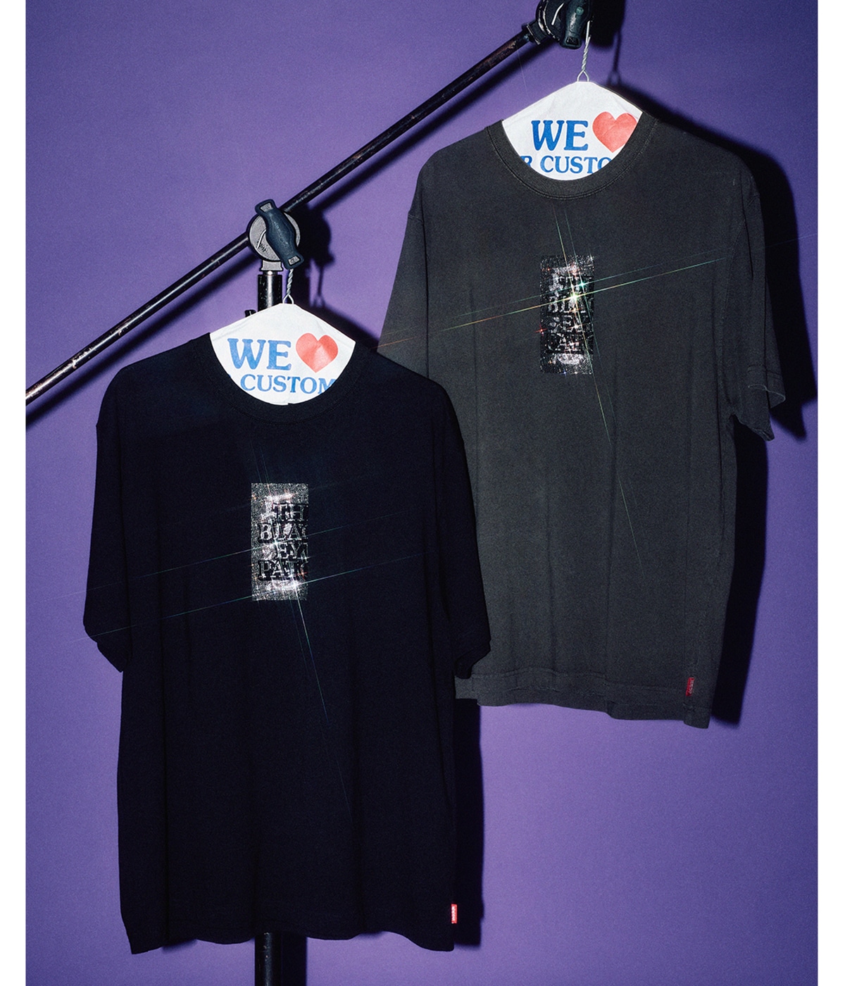 RHINESTONE GRAYSCALE HWC LABEL TEE | BlackEyePatch(ブラックアイ