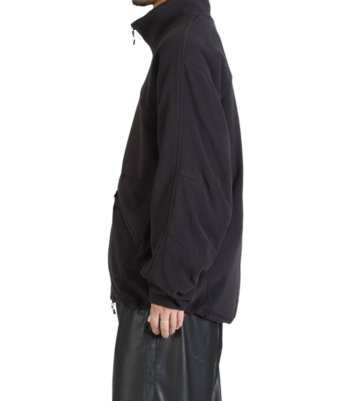 model（184cm / 63kg）B85 W80 H102 着用サイズ：L