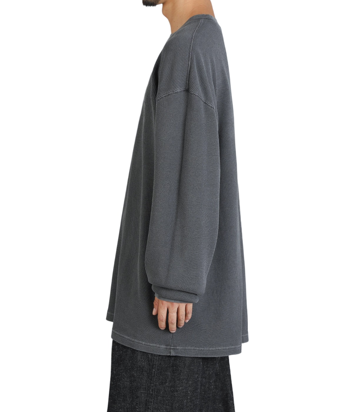 model（184cm / 63kg）B85 W80 H102 着用サイズ：XL