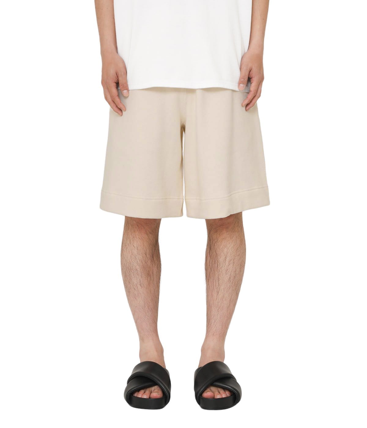 model（184cm / 63kg）B85 W80 H102 着用サイズ：M