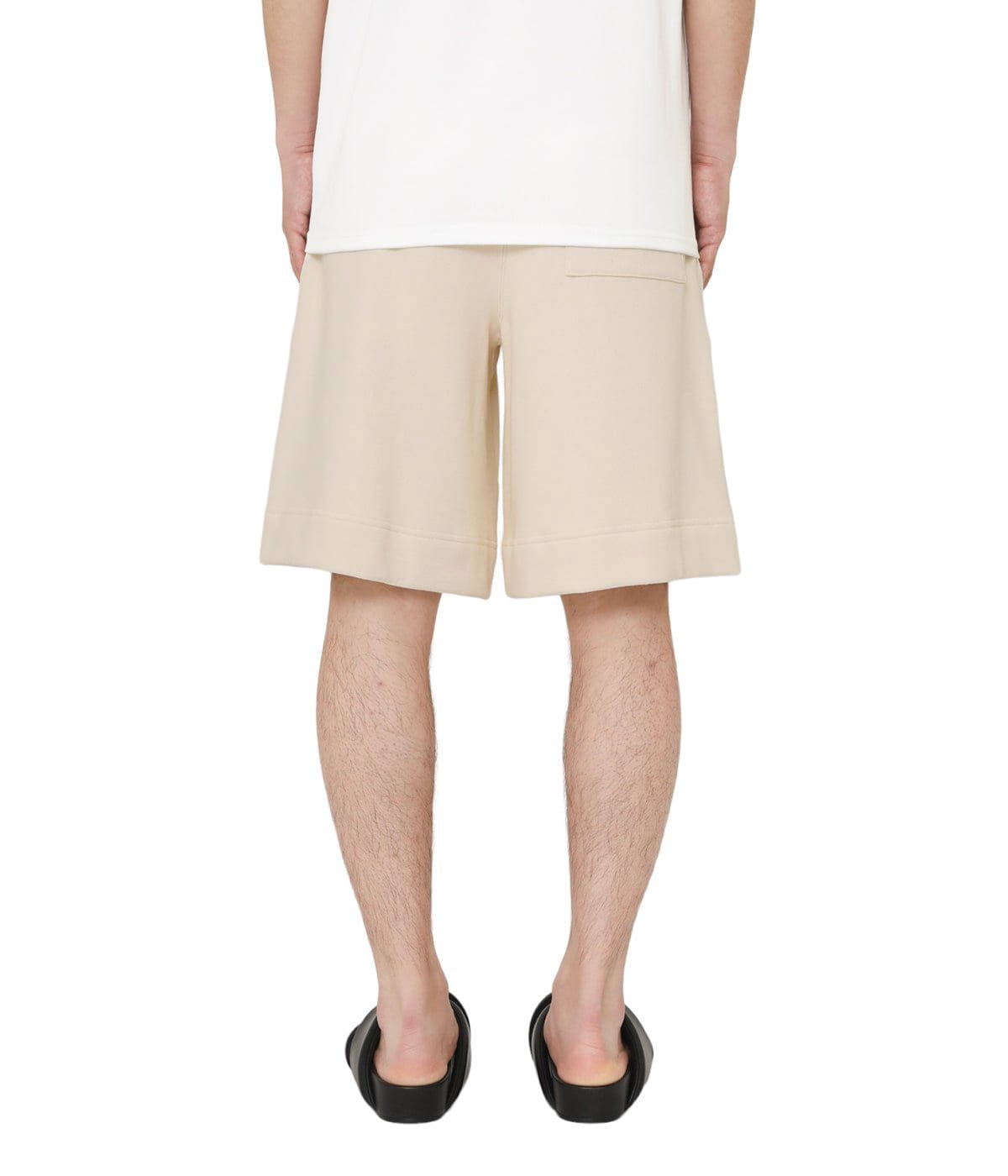 model（184cm / 63kg）B85 W80 H102 着用サイズ：M