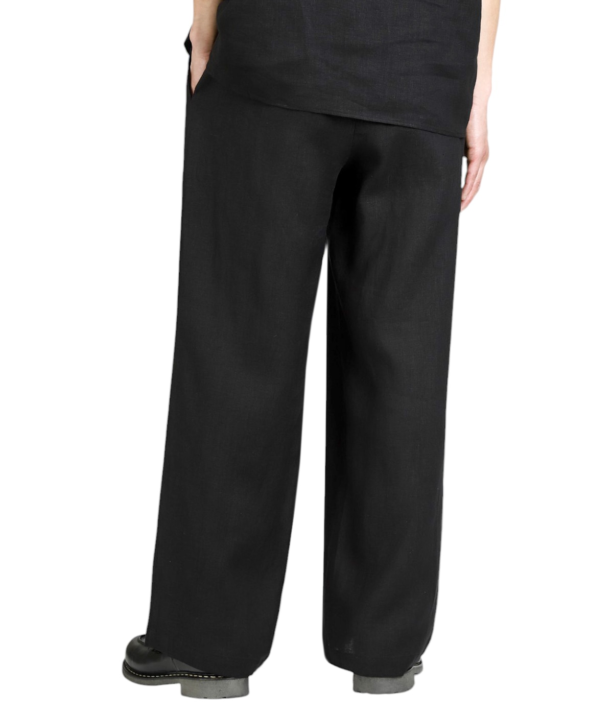 model（175cm / 60kg）B85 W75 H92 着用サイズ：2(M)