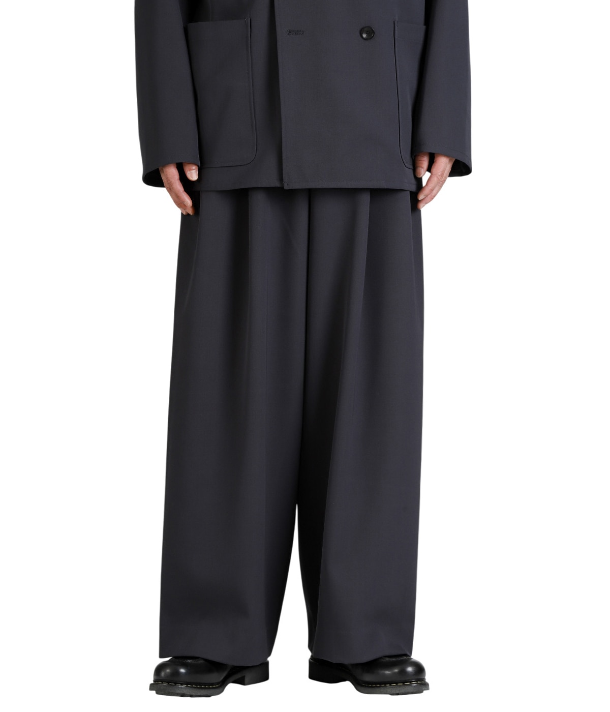 model（175cm / 60kg）B85 W75 H92 着用サイズ：2(M)