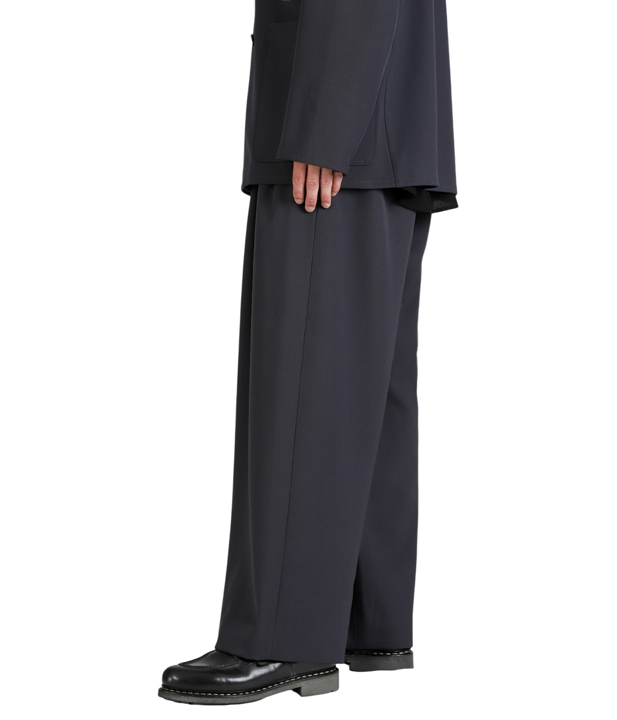 model（175cm / 60kg）B85 W75 H92 着用サイズ：2(M)