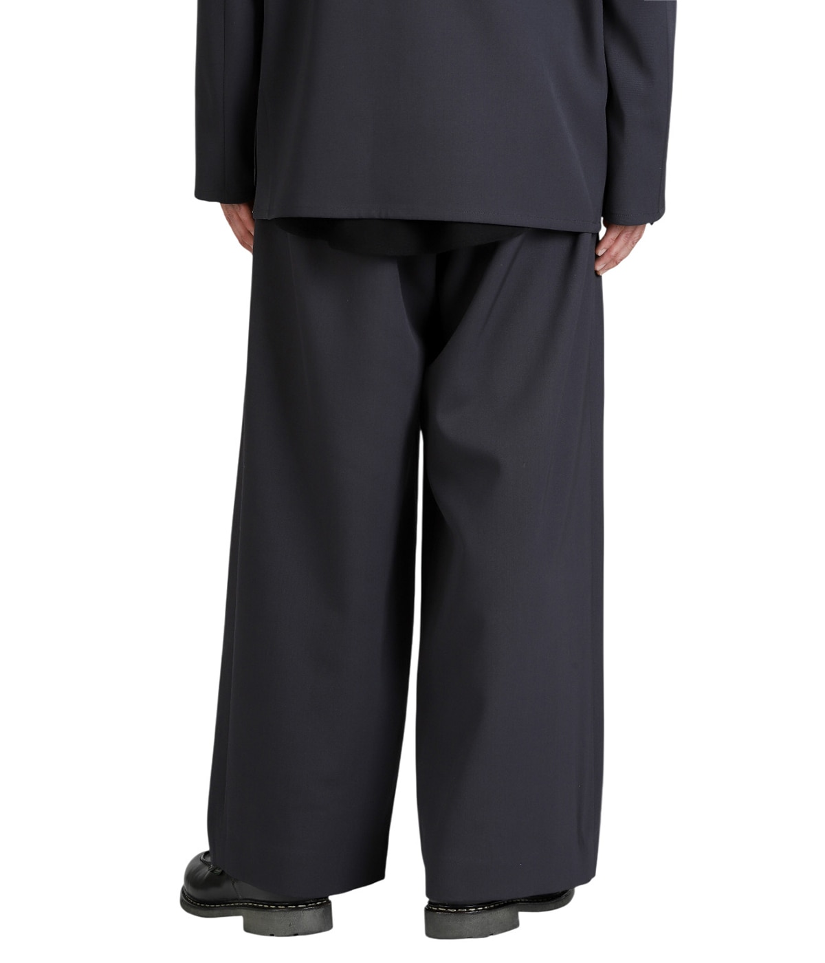 model（175cm / 60kg）B85 W75 H92 着用サイズ：2(M)