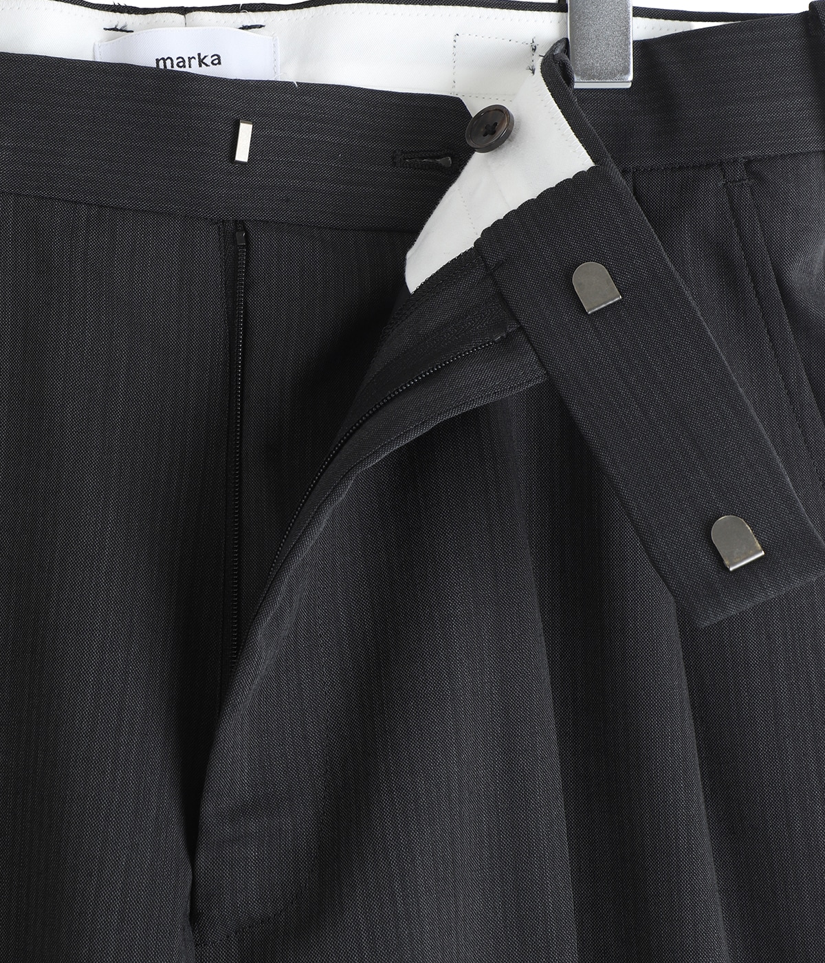 ONE TUCK WIDE TROUSERS -WOOL HIGH TWIST TROPICAL- | marka(マーカ