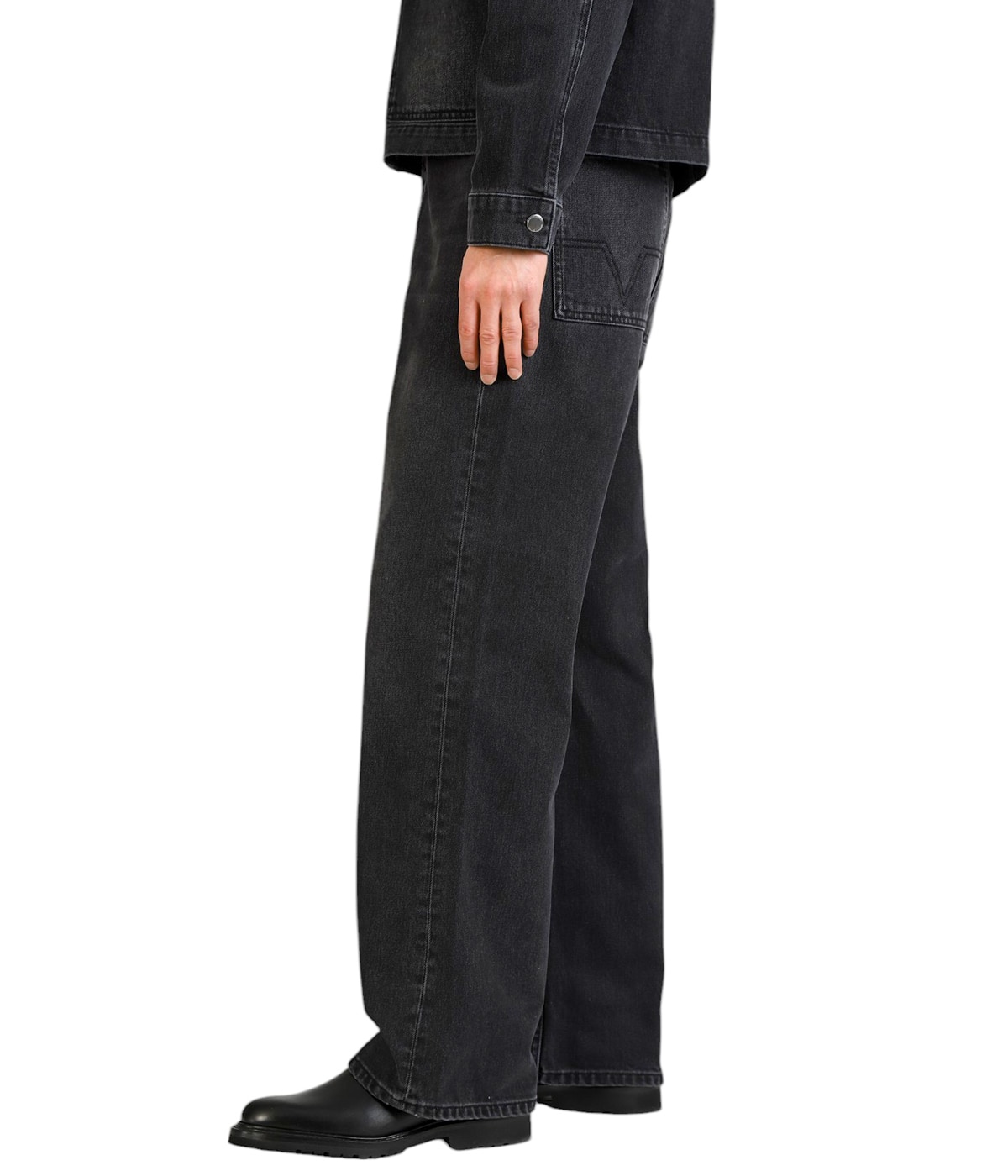 model（175cm / 60kg）B85 W75 H92 着用サイズ：32