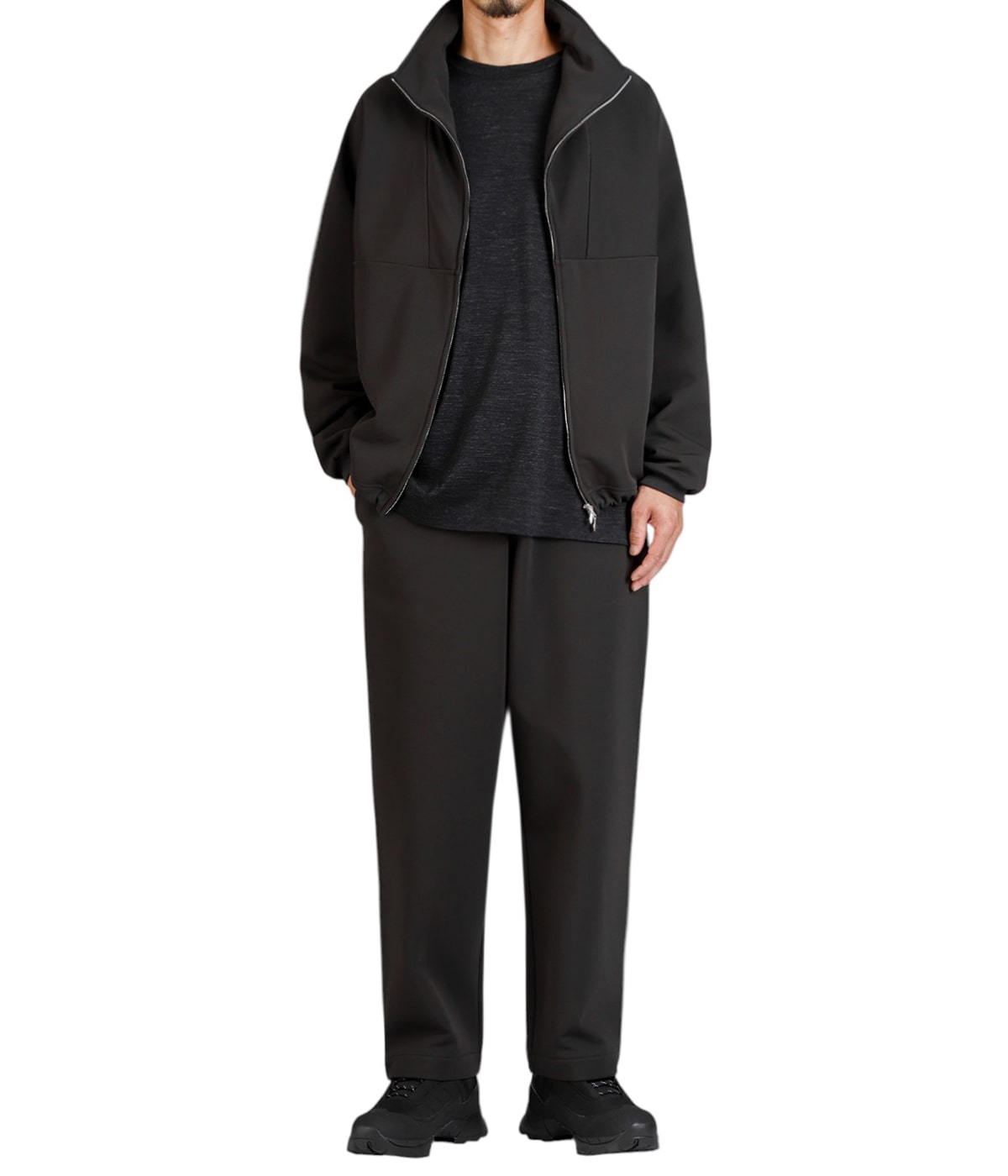 TOPS：別注 SMOCK JERSEYを着用