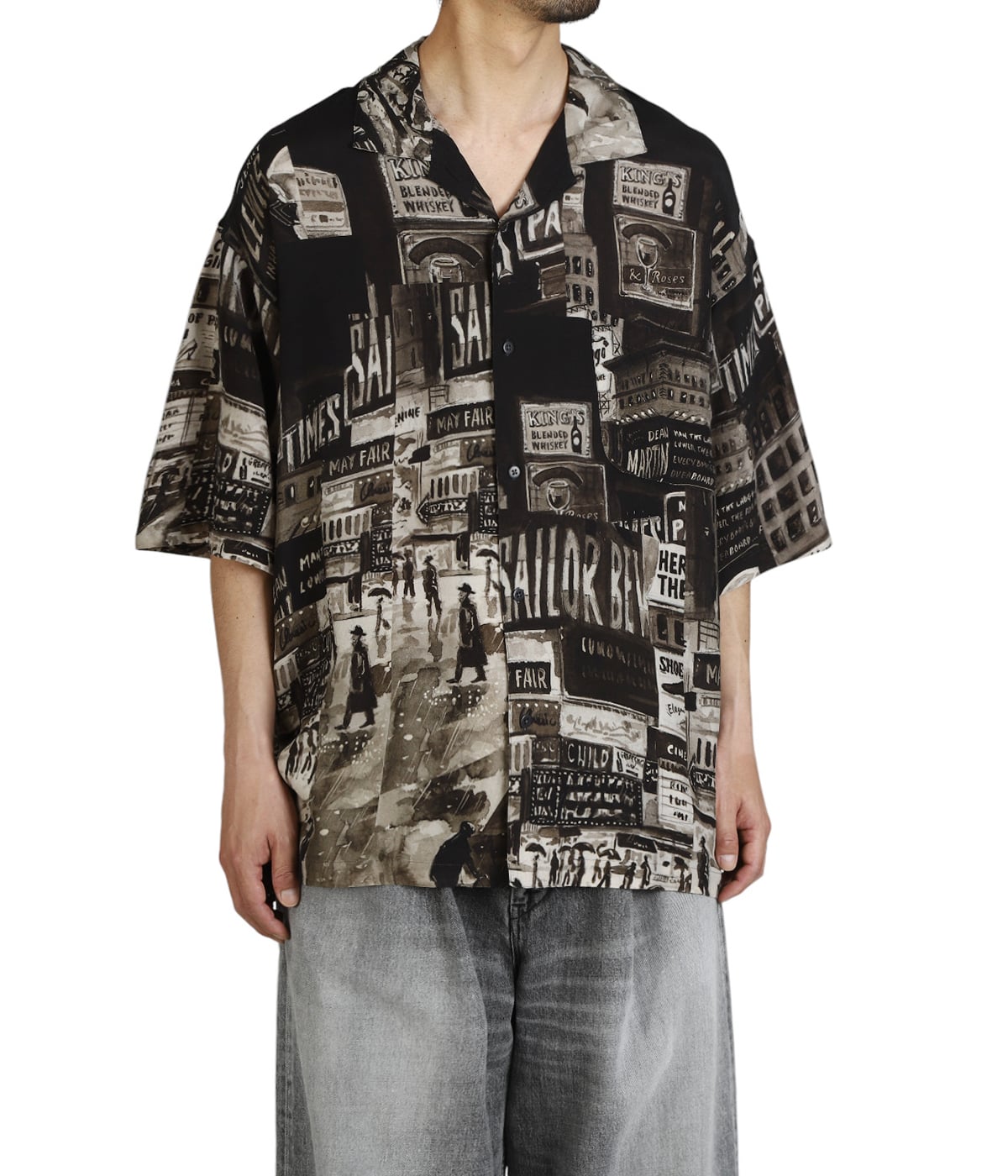 model（184cm / 63kg）B85 W80 H102 着用サイズ：XL