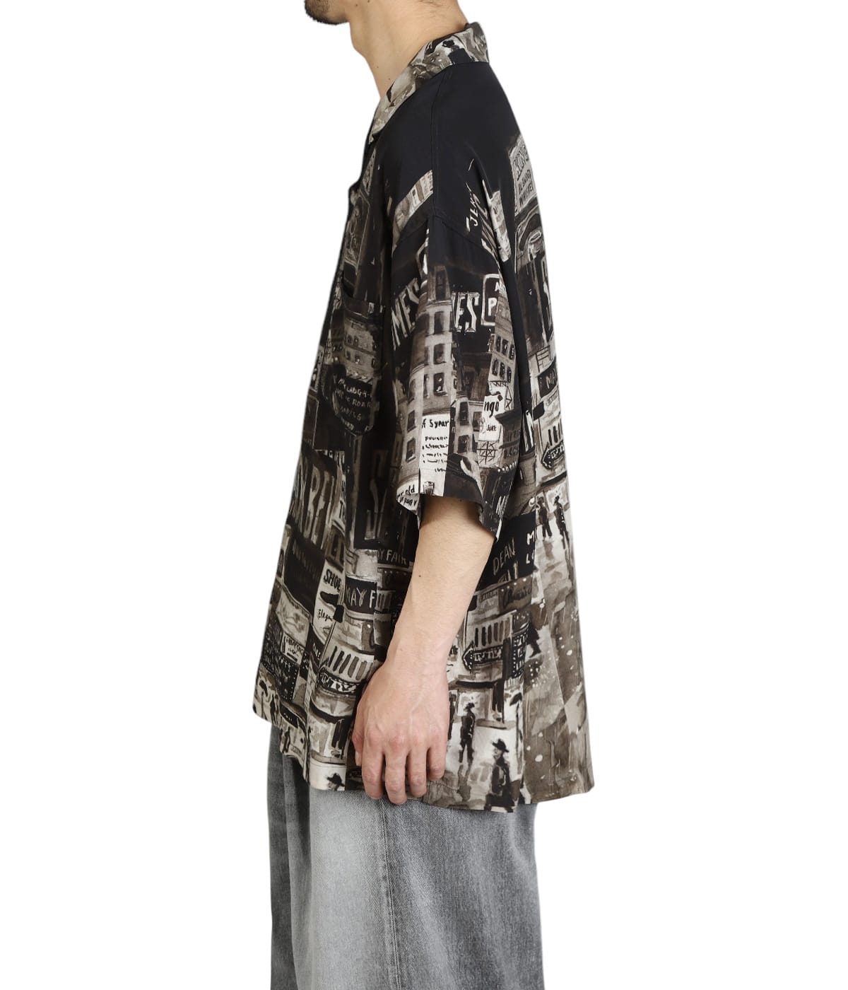 model（184cm / 63kg）B85 W80 H102 着用サイズ：XL