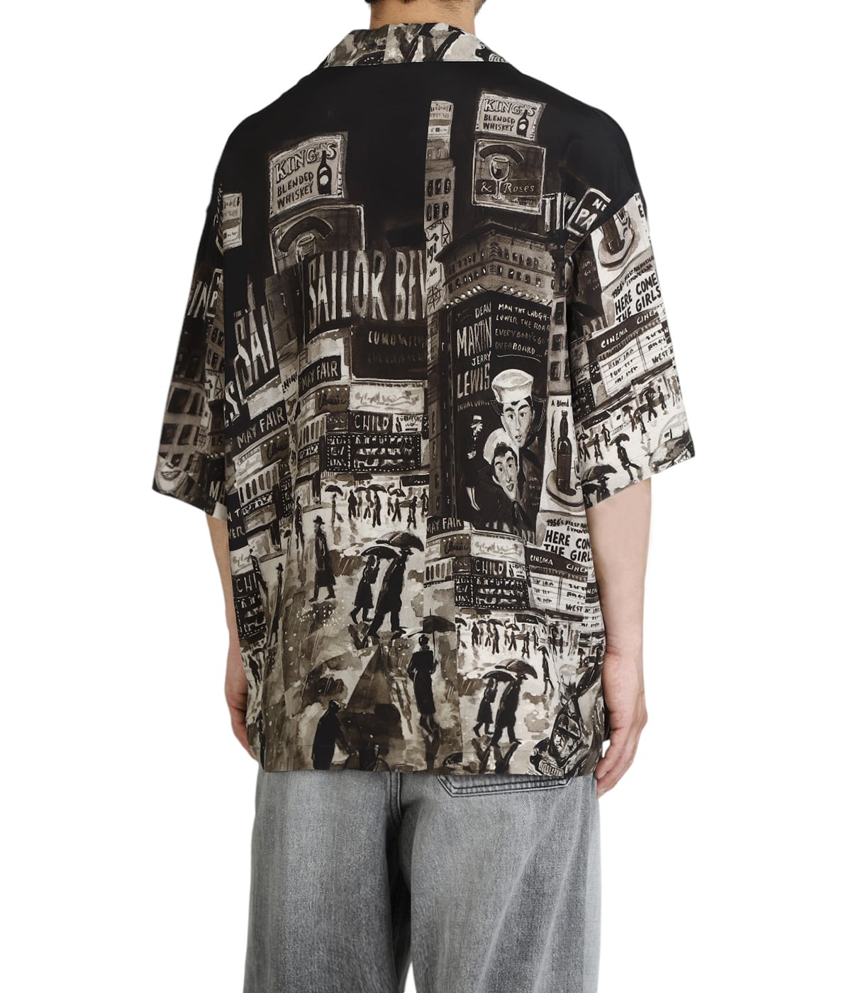 model（184cm / 63kg）B85 W80 H102 着用サイズ：XL