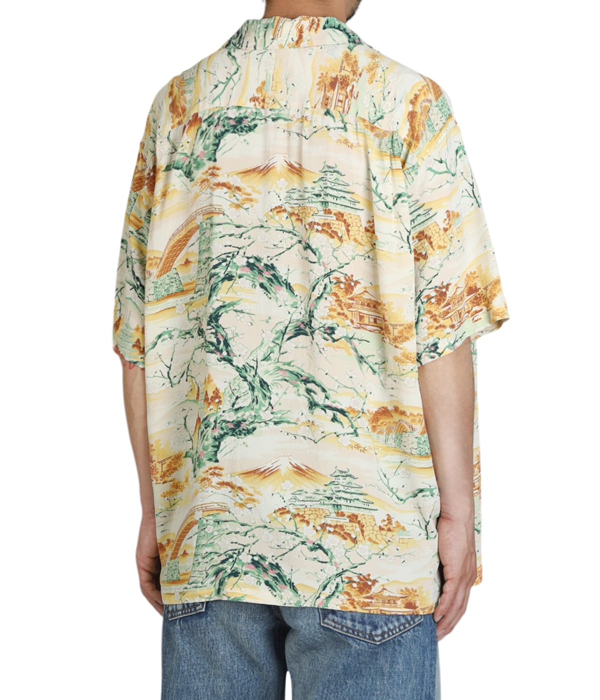 model（184cm / 63kg）B85 W80 H102 着用サイズ：XL