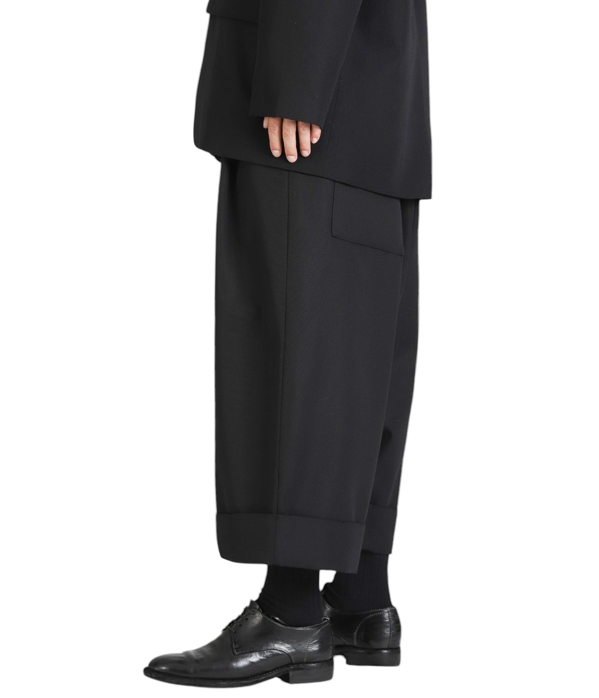 model（184cm / 63kg）B85 W80 H102 着用サイズ：L