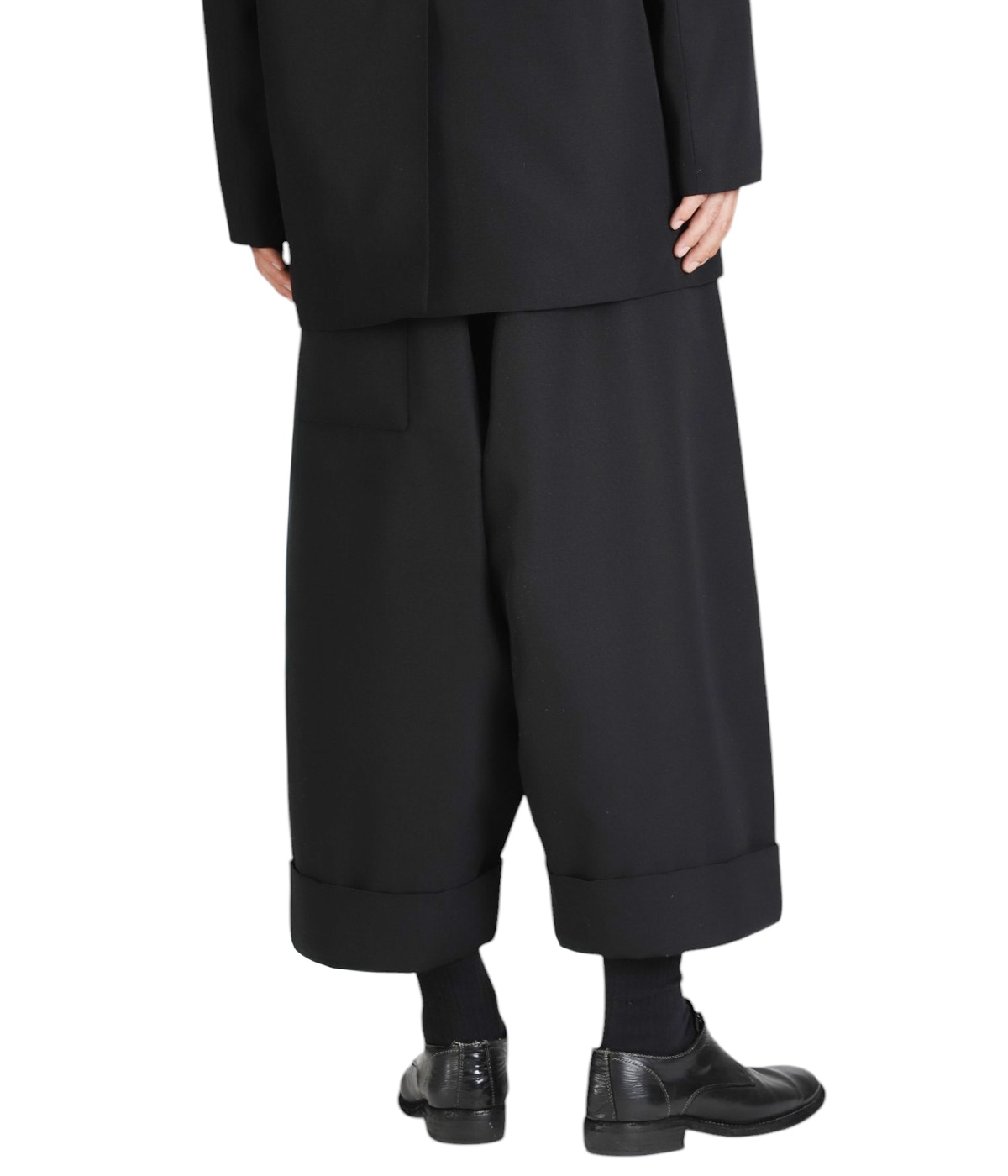 model（184cm / 63kg）B85 W80 H102 着用サイズ：L