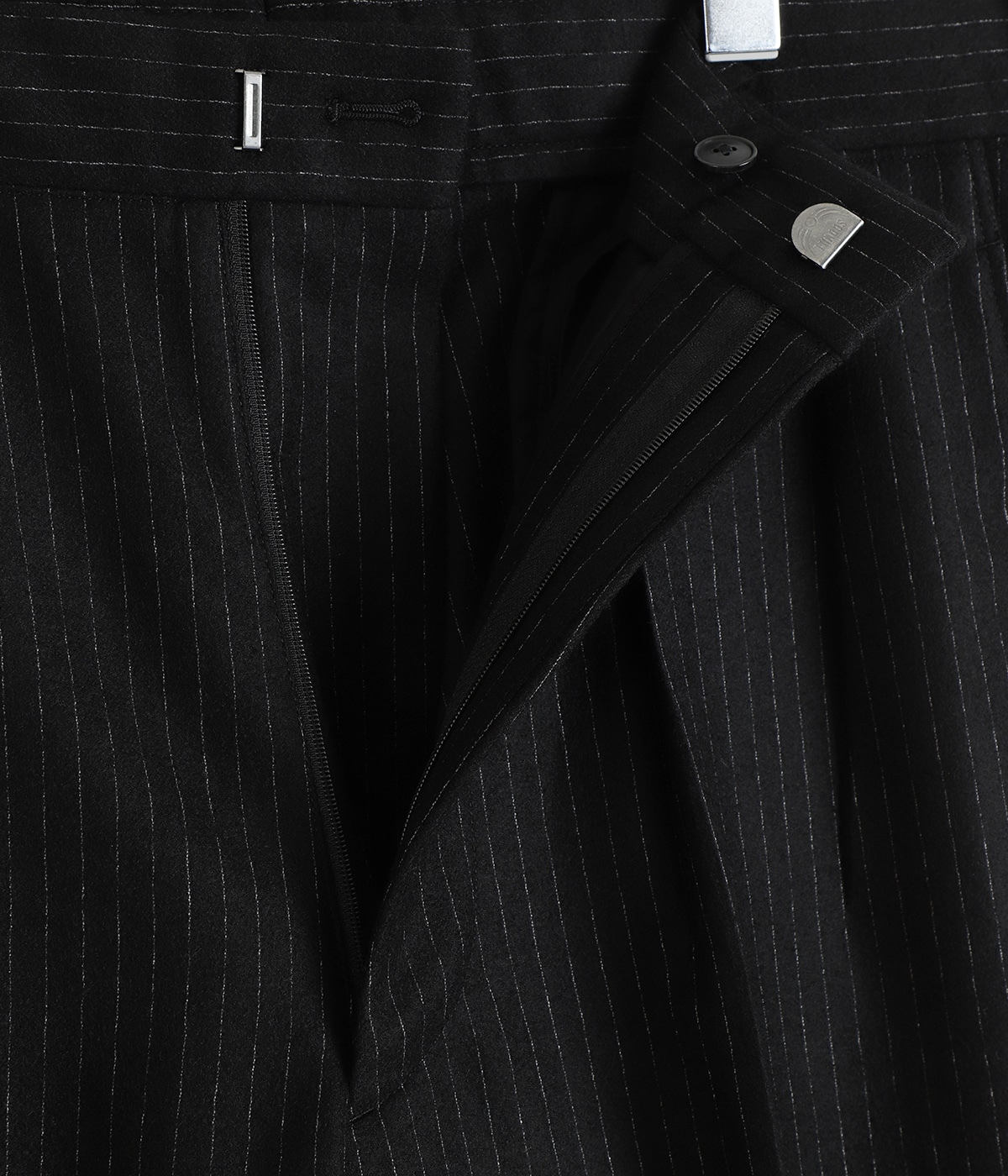 新品　HEUGN TROUSER040 ストライプウールスラックス　ブラック 新品 HEUGN TROUSER040 ストライプウールスラックス ブラック