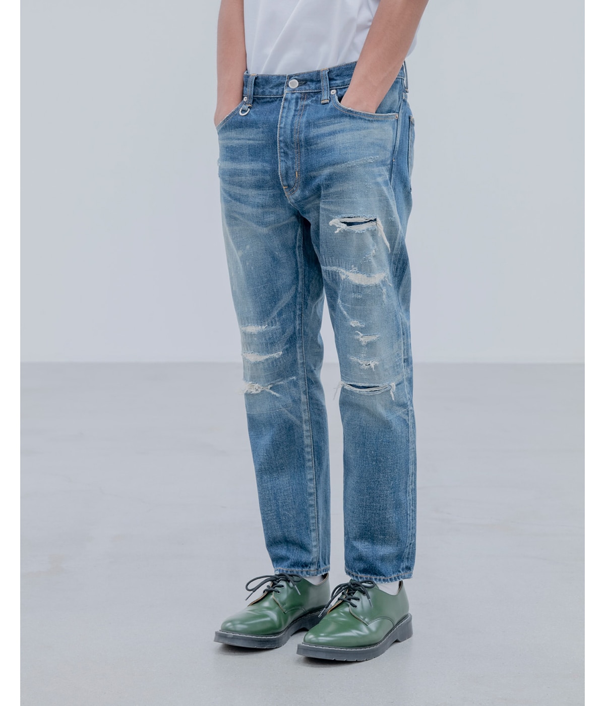 DAMAGED DENIM TAPERED-FIT JEANS | uniform experiment