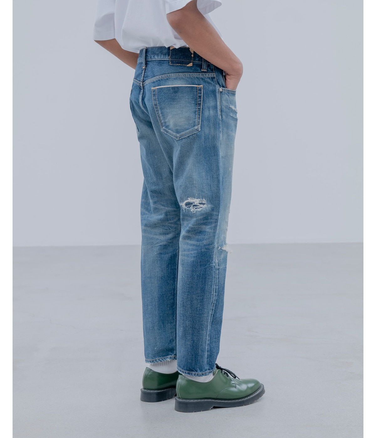 DAMAGED DENIM TAPERED-FIT JEANS | uniform experiment(ユニフォーム