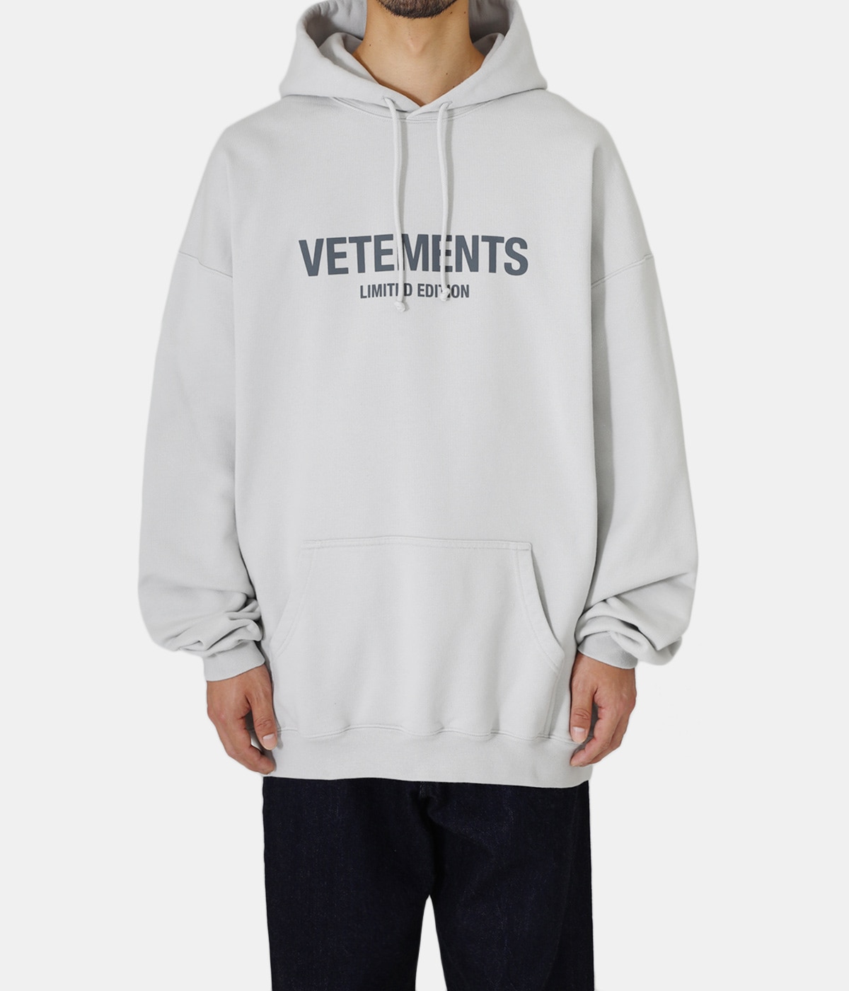 (ヴェトモン) VETEMENTS ロゴパーカー UE64HD700BW ヴェトモン) VETEMENTS ロゴパーカー UE64HD700BW (VETEMENTS