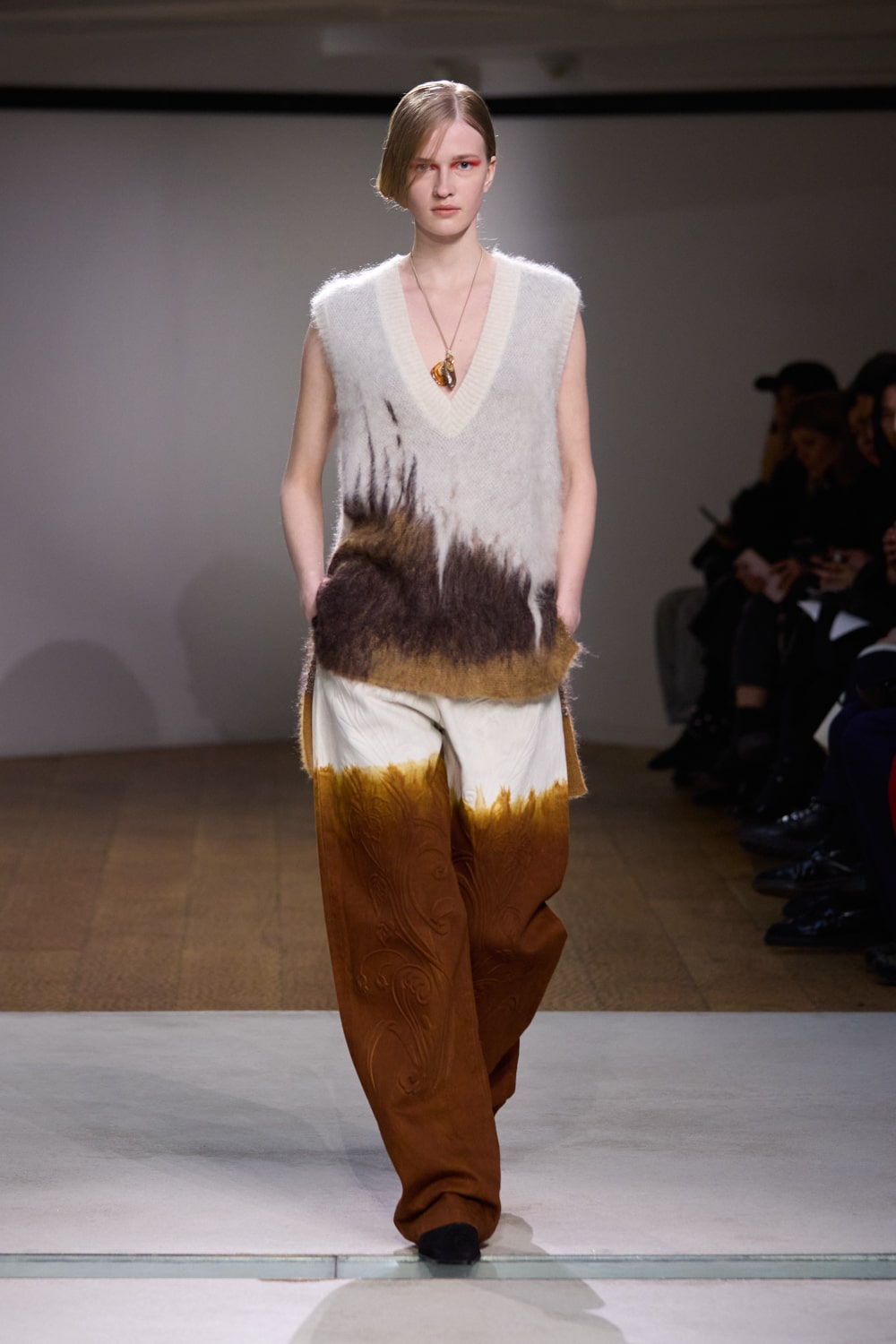 LOOK】Mame Kurogouchi|2024 AUTUMN & WINTER COLLECTION LOOK】Mame Kurogouchi|2024 AUTUMN & WINTER COLLECTION