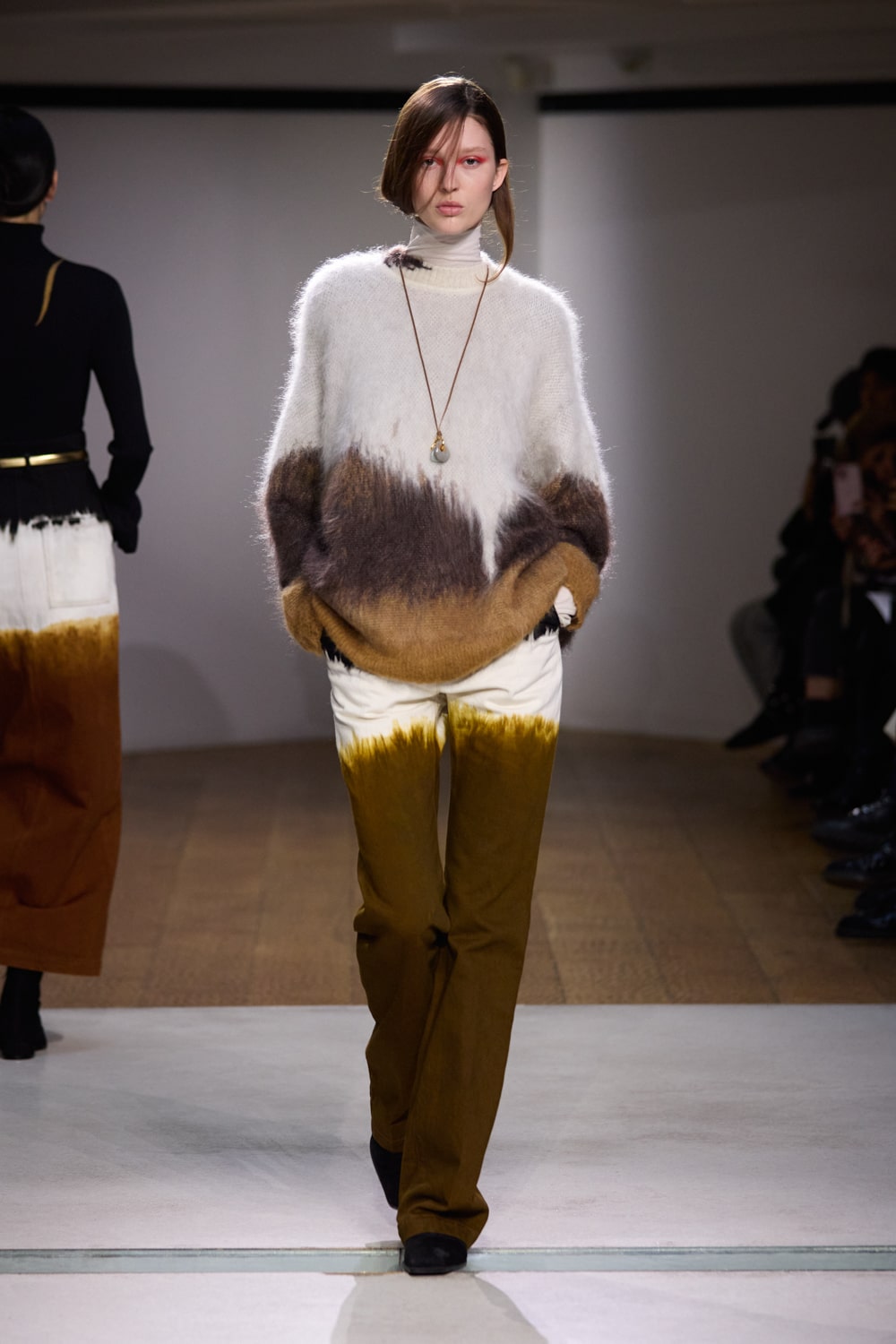 LOOK】Mame Kurogouchi|2024 AUTUMN & WINTER COLLECTION LOOK】Mame Kurogouchi|2024 AUTUMN & WINTER COLLECTION