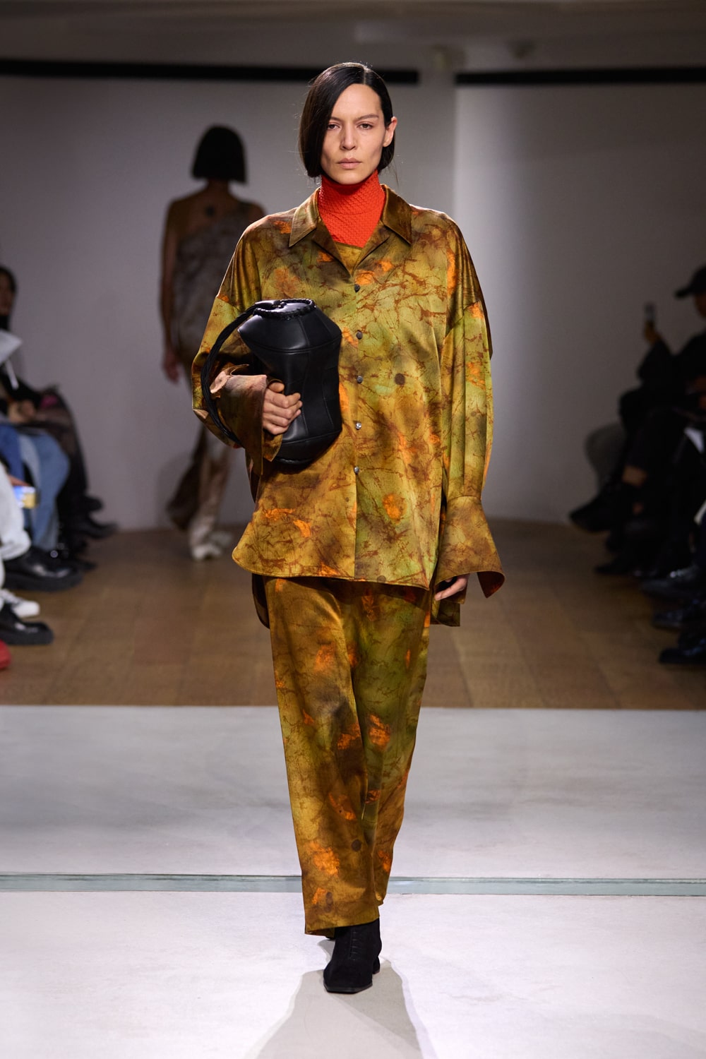 LOOK】Mame Kurogouchi|2024 AUTUMN & WINTER COLLECTION LOOK】Mame Kurogouchi|2024 AUTUMN & WINTER COLLECTION