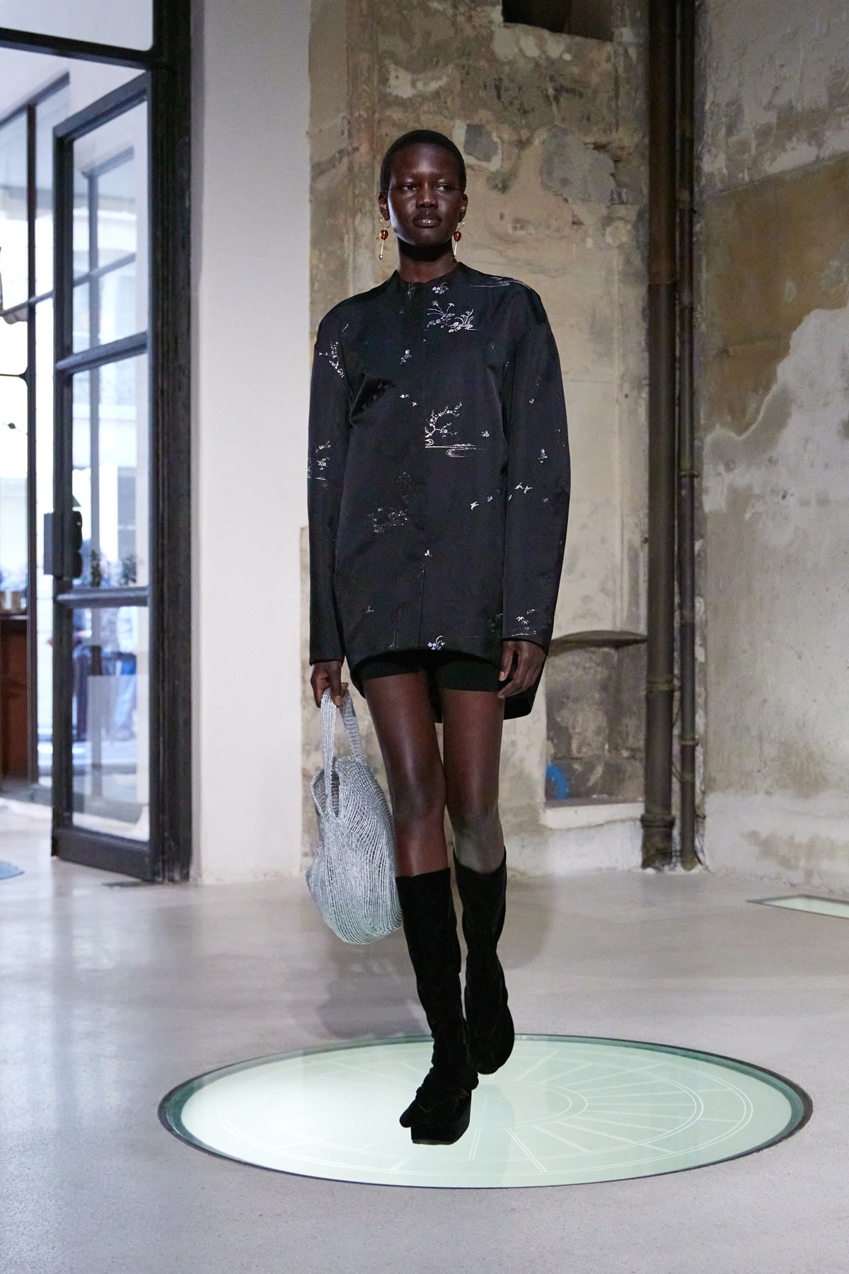 【美品】Mame Kurogouchi デザイントップス/ブラック2 LOOK】Mame Kurogouchi｜2024 SPRING ＆ SUMMER COLLECTION - ARKnets