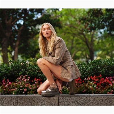 UGG｜足元が映える、クロコ柄エンボス加工の『GOLDENGLOW』が新登場